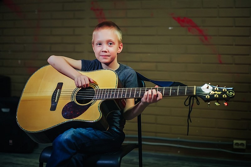 Уроки игры на акустическая гитаре в школе Sing & Play