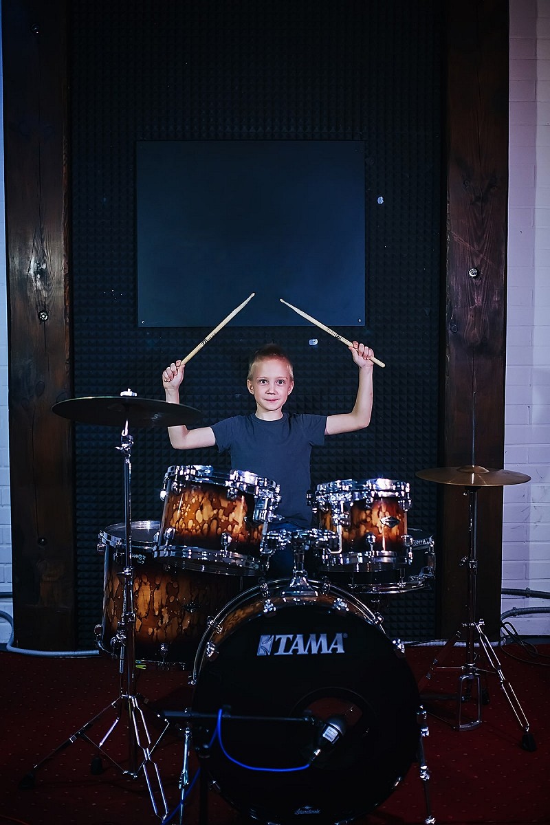 Уроки игры на барабанах в школе SingPlay