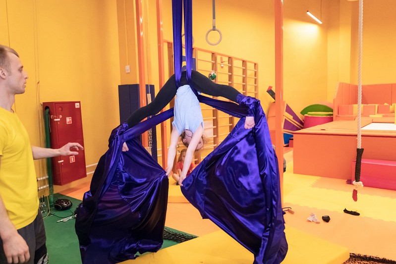 Акробатика на цирковых полотнах в центре FunGym