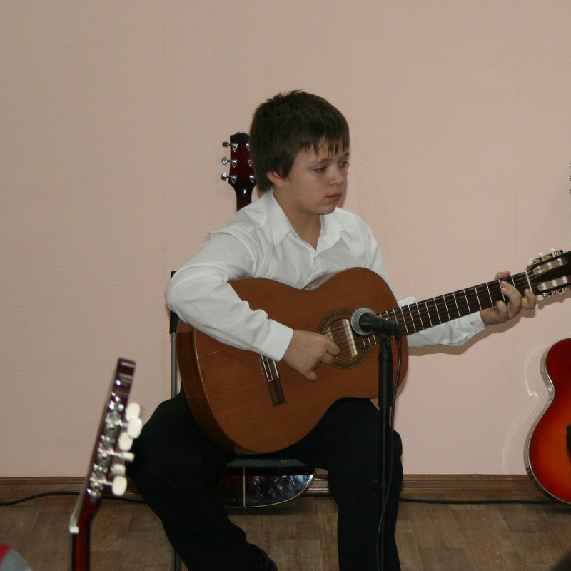 Индивидуальные занятия игры на гитаре в центре РОМА