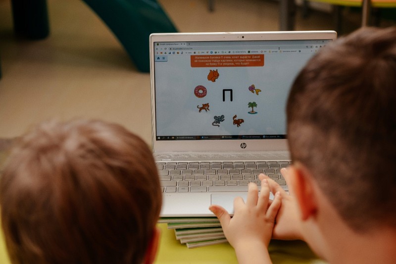 Индивидуальные онлайн-уроки с педагогом по обучению чтению и развитию интеллекта в центре Яркие дети