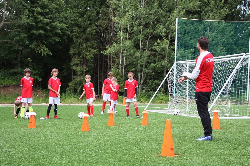 Занятия по футболу по немецкой методике обучения в школе FC STUTTGART