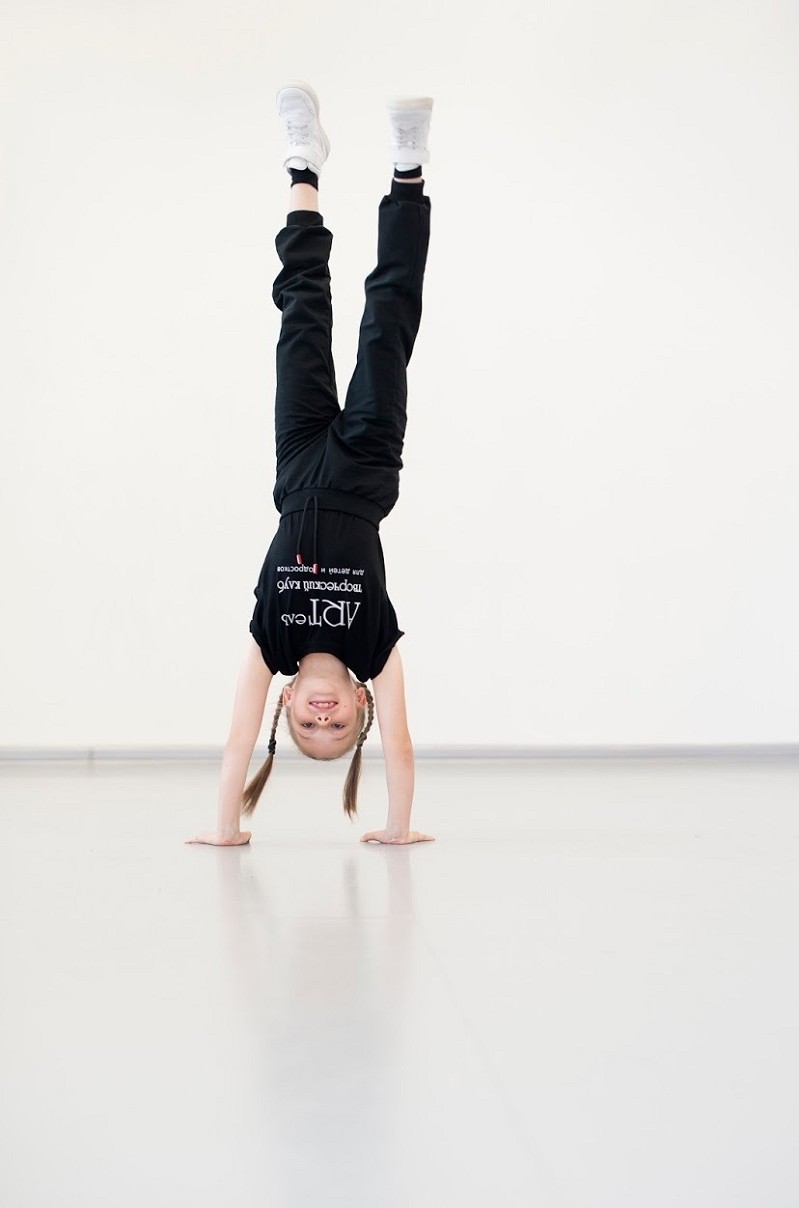 Акробатика для детей в творческом клубе Артель