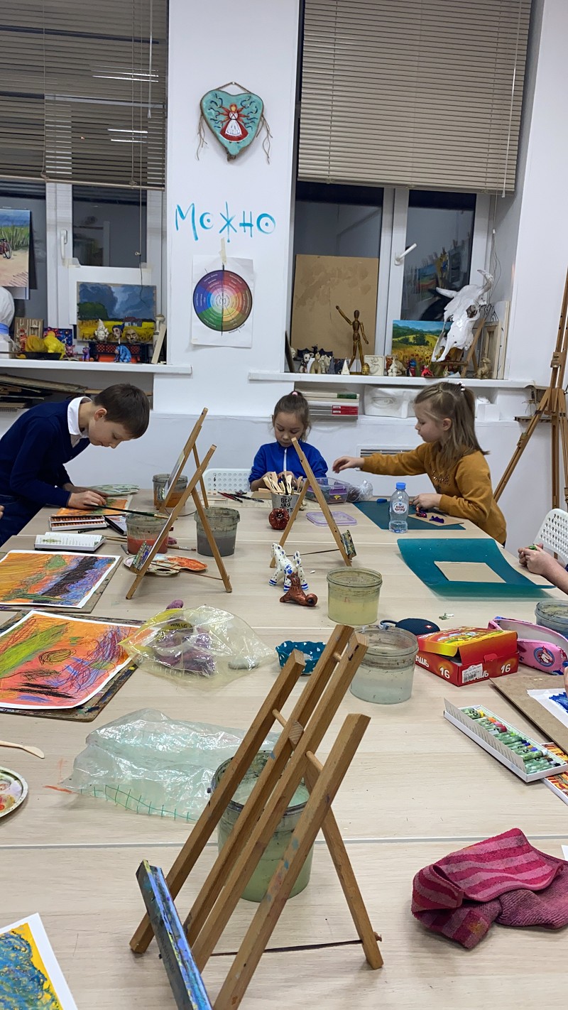 Занятия по скульптуре для детей в мастерской рисунка Капсула