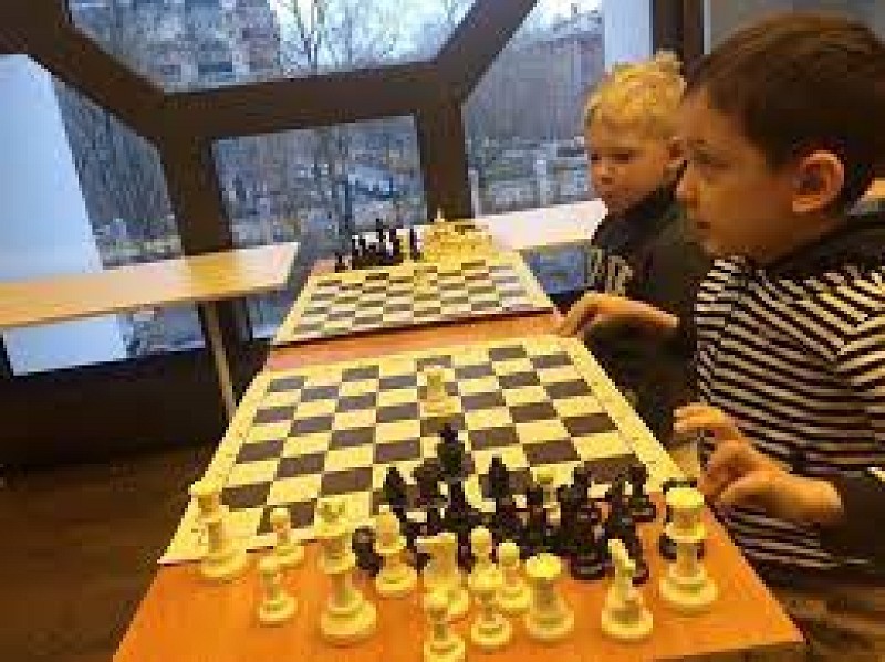 Юный шахматист в школе Happy Elephant