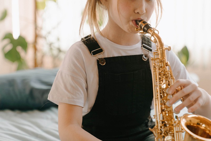 Уроки игры на саксофоне в OstroMusic