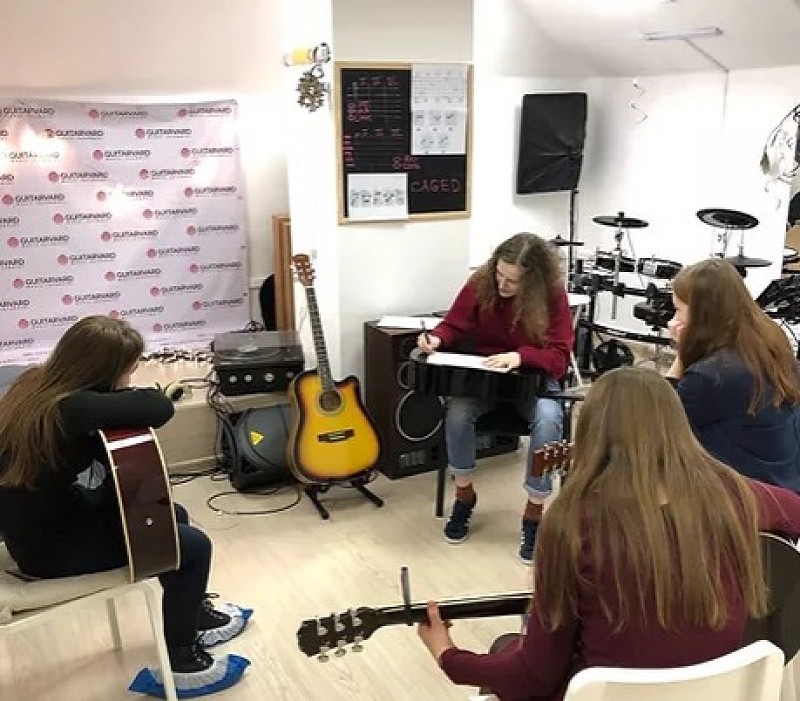 Обучение игре на гитаре, электрогитаре, укулеле в музыкальной студии Гитарвард